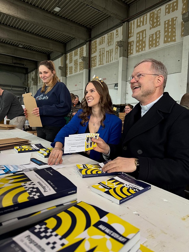 📦Versandwochenende! Unsere Geschäftsstelle ist im vollen Einsatz: Heute haben wir uns alle in unserem neuen Lager in Würzburg versammelt, um eure Programmhefte und Papiertickets mit ganz viel Sorgfalt und Vorfreude zu verpacken. 💌

Dabei hatten wir tolle Unterstützung und besonderen Besuch: Die neue fränkische Weinkönigin Angelina Seiler war dabei, ebenso der Würzburger Generalvikar Jürgen Vorndran, Unterstützung aus dem Bistum und viele engagierte Ehrenamtliche – und natürlich wir als Team der Geschäftsstelle! 🙌
Sogar das Bistumsfernsehen hat uns einen Besuch abgestattet! 🎥

Morgen geht es mit voller Energie weiter – ihr könnt euch also schon bald auf Post von uns freuen! 📬

#Katholikentag #Teamwork #Ehrenamt #Würzburg #katholikentag2026