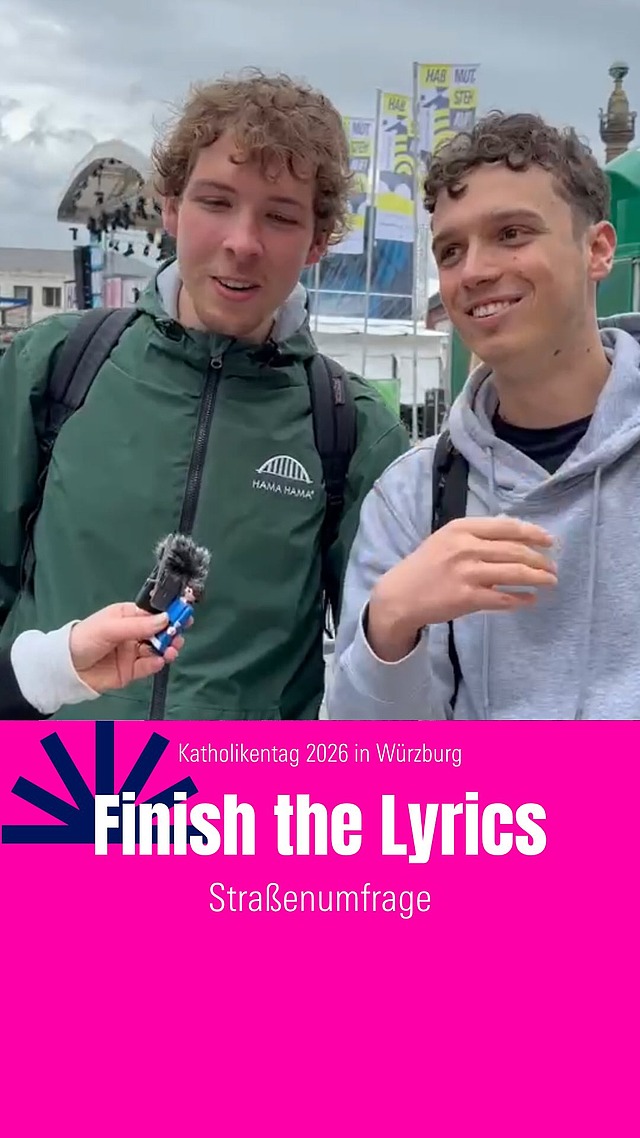 Finish the Lyrics - Kirchenlieder Edition!🎶🎤
A Wie gut kennen die Leute auf dem Katholikentag „Großer Gott wir loben dich“, „Möge die Straße“ oder „Segne du Maria“?
Wir haben uns in Würzburg umgehört - Gesangseinlage inklusive.

Video: Jana/Anton
#Finishthelyrics
#Katholikentag2026 #KT26 #Katholikentag #Würzburg