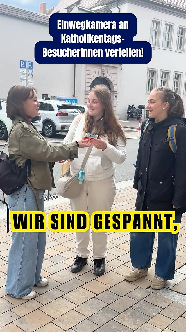 Was passiert, wenn man zwei Katholikentagsbesucherinnen eine Einwegkamera
mitgibt?📸
Es entstehen viele wunderschöne, einzigartige Momentaufnahmen. Ganz authentisch
aus der Sicht von zwei Besucherinnen.💛

Ein herzliches Dankeschön an euch beide für diese besonderen Bilder und dafür, dass
ihr eure Perspektive mit uns geteilt habt!
Meldet euch gerne, wir schicken euch die Bilder zu.😊

#Katholikentag #katholikentag2026 #würzburg #Momente #Erinnerungen