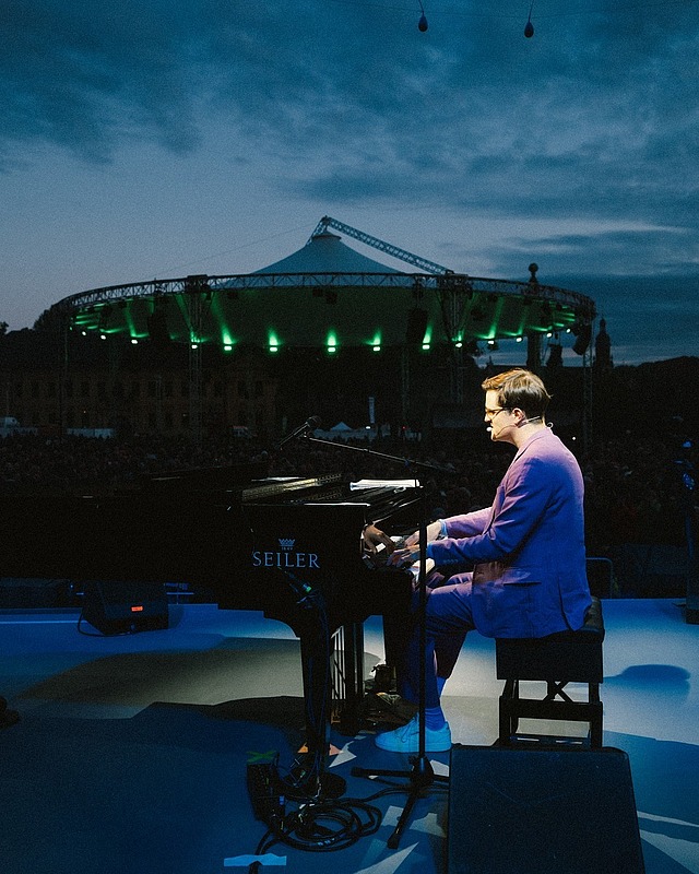 Bodo Wartke hat gestern Abend den Residenzplatz in Würzburg gefüllt! 🎶✨
Mit seinen ganzen bekannten Liedern hat er das Publikum begeistert, zum Lachen gebracht und für eine richtig besondere Stimmung gesorgt.
Ein Abend voller Musik, Wortwitz und Gänsehautmomenten vor traumhafter Kulisse. 🙌

Danke an alle, die dabei waren! ❤️

Bilder: Draheim
#Würzburg #BodoWartke #Residenzplatz #Würzburg #Katholikentag #Katholikentag2026