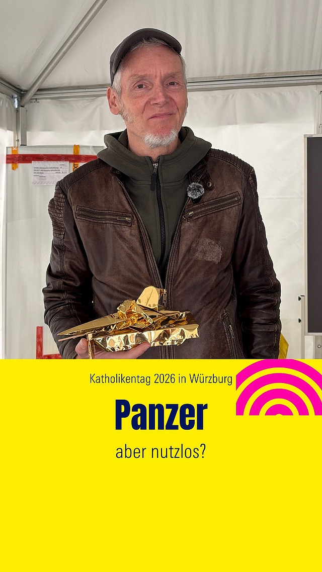Der wohl nutzloseste Panzer hat doch einen Nutzen: Künstler Frank Bölter will ins Gespräch über Menschlichkeit kommen. Denn die geht im Krieg als erstes verloren. Aus Rettungsdecken (und ein bisschen Holz) hat er den realitätsgroßen Panzer gebaut. Wir waren dabei, als der Panzer um den Dom “fuhr”. Gar nicht so schwer, oder doch?

Ein besonderer Dank, geht an die Sparkasse als Sponsor unseres Projekts! Sie hat diese und weitere Programmpunkte mit ermöglicht.

Video: Tim / Philipp
#Katholikentag2026
#Katholikentag
#Würzburg

Auflösung: Frank hat 23 Rettungsdecken verarbeitet.