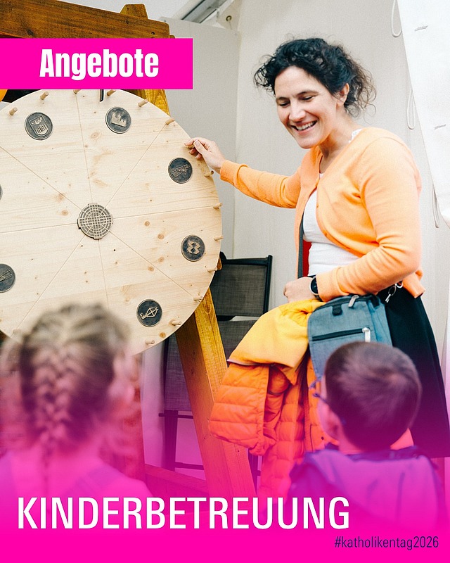 👧🧒 Wir legen die Kinderbetreuung beim Katholikentag vertrauensvoll in die erfahrenen Hände der Fachakademie für Sozialpädagogik St. Hildegard. 💛 Das Angebot richtet sich an Kinder von 4 bis 9 Jahren, die für 2,5 Stunden in liebevolle und professionelle Betreuung gegeben werden können. 
 
🗓️ Donnerstag: 11:00–18:15 Uhr 
🗓️ Freitag & Samstag: 09:00–18:15 Uhr 
👥 Rund 170 engagierte Betreuerinnen und Betreuer an drei Standorten sorgen für ein abwechslungsreiches Programm: Egal ob kreatives Gestalten, Ruhen & Lesen, Spiele & Bewegung oder Konstruktion & Bauen. 

Hier könnt ihr die Betreuungen finden: 
📍 Matthias-Ehrenfried-Haus 
📍 Maritim / Congress Centrum (Salon Beatrix) 
📍 Don-Bosco-Berufsschule (Schottenanger) 

🥪 Snacks dürfen gerne mitgegeben werden, Wasser steht an allen Standorten bereit. 

Wir freuen uns darauf, eure Kinder willkommen zu heißen! 🙌 

#katholikentag #kinderbetreuung #familienfreundlich #würzburg #katholikentag2026 #familie