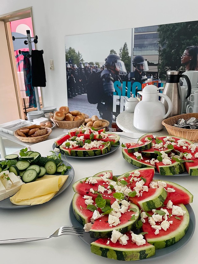 Heute war es wieder so weit: Unser monatliches Frühstück in der Geschäftsstelle ☕🥐 ein schöner, leckerer Start in den Tag! 🍉

In unserer Geschäftsstelle in #Würzburg haben am Freitag gleich 10 neue Kolleg:innen angefangen! 🎉 Unser Team ist also fast vollständig besetzt. 
Und das Frühstück war doch der perfekte Einstieg! 

Willkommen im Team – wir freuen uns auf die gemeinsame Zeit! 🤝💛

#katholikentag2026 #würzburg #frühstück #team