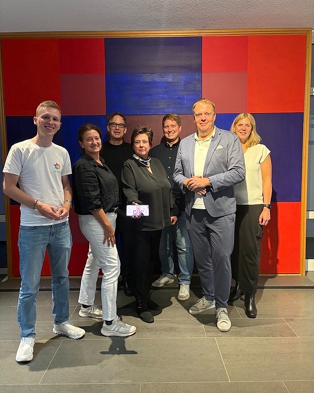 Unsere neue Werbelinie ist ausgewählt- aber noch geheim 😉 🎉
Gestern tagte die Jury zur Auswahl der Werbekampagne für den Paderborner Katholikentag. Sechs Entwürfe von drei Agenturen wurden begutachtet. Darunter sehr gute Ideen zur Umsetzung unseres Leitwortes. Die Auswahl war nicht ganz einfach, am Ende aber dann doch sehr einvernehmlich.

Wir danken den Jurymitgliedern, die sich alle sehr engagiert in den Entscheidungsprozess eingebracht, um gemeinsam nach der besten Lösung gesucht haben. 🙌Und ein großes Dankeschön natürlich auch den drei eingeladenen Agenturen, die sich alle sehr kreativ mit unserem Motto auseinandergesetzt haben. Nun muss die ausgewählte Werbelinie noch von der Katholikentagsleitung verabschiedet werden, bis wir Sie euch zusammen mit dem Leitwort vorstellen können. Bleibt gespannt. 🤫

Herzlichen Dank an unsere Jury-Mitglieder, von links nach rechts: Lennard Rosenkranz, Cosima Jagow-Duda, Prof. Dirk Fütterer, Britta Baas, Roland Vilsmaier, Norbert Neß, Heike Meyer, Stephan Gärtner (digital am Handy zugeschaltet)