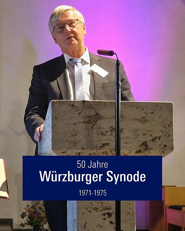 Vor 50 Jahren endete die Würzburger Synode (1971–1975), eines der bedeutendsten kirchlichen Reformprojekte der katholischen Kirche in Deutschland nach dem Zweiten Vatikanischen Konzil. 📜 

Themen wie Mitverantwortung, gesellschaftliche Öffnung, Liturgie, Bildung und die Rolle der Kirche in einer modernen Welt wurden neu bedacht und in zukunftsweisenden Dokumenten festgehalten. 

Ihre Aktualität ist ungebrochen: Immer noch ringt die Kirche um ihre Synodalen Prozesse. Auch beim Katholikentag 2026, wo mehrere Veranstaltungen das Thema Synodalität aufgreifen und weiterdenken werden. ✨ 

Bilder: Ralf Sauer 
#katholikentag #katholikentag2026 # würzburg #Synode