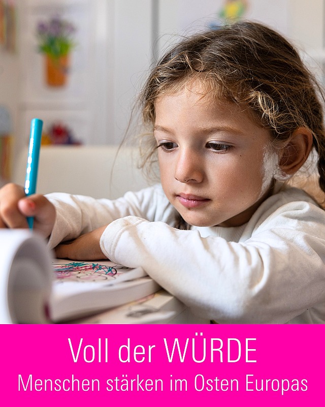 „Menschenwürde“ im Fokus der Pfingstaktion von Renovabis:
„Würde wird allzu oft mit Füßen getreten“ – mit diesen eindringlichen Worten ruft der Würzburger Bischof Dr. Franz Jung zur heutigen Pfingstkollekte auf.
Unter dem Motto „Voll der Würde. Menschen stärken im Osten Europas“ macht Renovabis auf das Leid vieler Menschen in Mittel- und Osteuropa aufmerksam – insbesondere:
➡️ Angehörige der Roma-Minderheit, die an den Rand gedrängt werden
➡️ Frauen und Mädchen, die Opfer von Menschenhandel sind
➡️ Menschen in der Ukraine, die unter Krieg und Zerstörung leiden
„Gott erschuf den Menschen als sein Bild (..)“ (1 Mose 1,27) Diese Würde ist unveräußerlich, doch weltweit wird sie immer wieder verletzt.
💛 Ihre Spende hilft. Ihr Gebet trägt. Ihre Solidarität macht den Unterschied.
Bild: Renovabis/ A. Pohl
#Renovabis #Pfingstkollekte #Menschenwürde #Würzburg #katholikentag2026