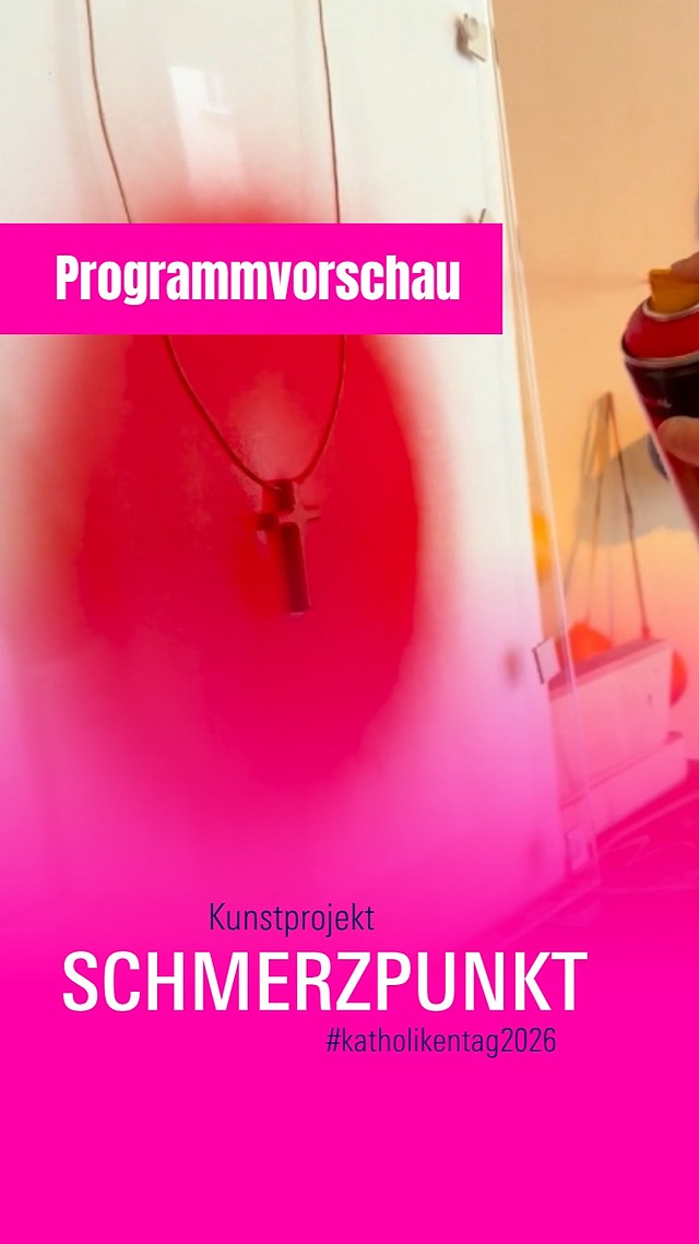 Schmerz sichtbar machen. Verantwortung sichtbar machen. 
Das Kunstprojekt Schmerzpunkt von Susanne Wagner setzt ein klares Zeichen gegen sexualisierte Gewalt und Machtmissbrauch in der Kirche.
Der rote Kreis markiert den Schmerz der Betroffenen, das fehlende Kreuz steht für Verlust, Leerstelle und gebrochenes Vertrauen.

Die Intervention bringt das Thema bewusst in den öffentlichen Raum und lädt dazu ein, hinzusehen, nicht wegzuschauen und sich mit der Realität auseinanderzusetzen.

📍 Katholikentag 2026, Würzburg
🟥 Im Stadtraum sichtbar
✝️ Zum Mitnehmen & Weiterführen
🌐 Mehr Infos: katholikentag.de/schmerzpunkt

#schmerzpunkt #katholikentag #würzburg #katholikentag2026