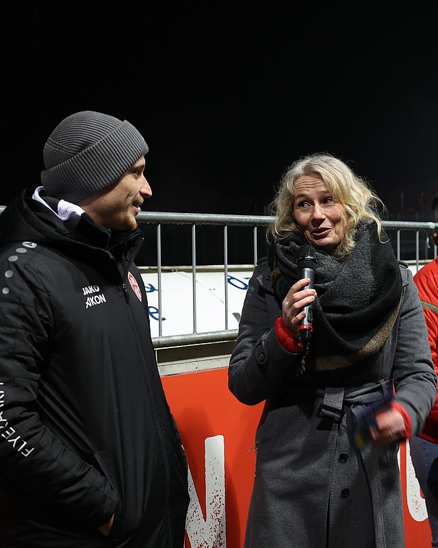 🎄⚽ Weihnachtliche Stimmung im Stadion! Gestern fand das traditionelle Kickers-Weihnachtssingen statt und wir waren mit einem Stand mittendrin! 
Wir haben die Gelegenheit genutzt, um gemeinsam mit unserem Botschafter Jannik Feidel auf die Privatquartierkampagne aufmerksam zu machen: Denn wir suchen weiterhin herzliche Gastgeber:innen, die Teilnehmende während des Katholikentags 2026, in Würzburg und Umgebung, bei sich aufnehmen möchten. 🏡💛 
 
👉 Alle Infos zur Anmeldung findet ihr unter: katholikentag.de/gastgeben 
 
#Katholikentag2026 #Kickers #katholikentag #würzburg