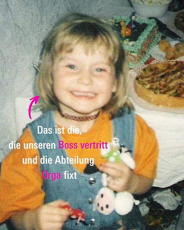 Blick hinter unsere Kulissen… oder eher direkt zurück in die Kindheit? 🧸✨ 
Was früher die Playmobil-Stadt war, ist heute ein Großevent. 
Was damals mit Fingerfarben begann, endet heute in durchdachtem Grafikdesign. 
Auf den Bildern seht ihr unsere Kolleg:innen von damals und was sie heute beim Katholikentag machen. 

Kaum zu glauben, dass genau diese Gesichter heute eine Großveranstaltung planen! 

Erkennt ihr vielleicht sogar jemanden? 👀 
Wir sind gespannt auf eure Tipps in den Kommentaren! 

#katholikentag #würzburg #katholikentag2026 #kindheit