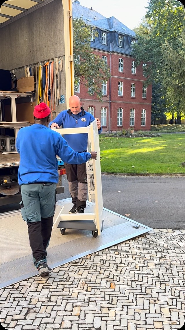 Hallo Paderborn - WIR SIND DA! Unsere fleißigen Möbelpacker von Walk Umzüge Würzburg haben gerade die letzten Kisten und Möbel in die neue Geschäftsstelle getragen…. ein großes Dankeschön an das tolle Umzugsteam von Walk - ohne Euch hätten wir das die letzten zwei Wochen nicht geschafft! Und danke auch an die Schwestern der Christlichen Liebe und unseren Trägervereinsvorsitzendes Michael Dreier für den herzlichen Empfang ! 🙏😄📦📦📦📦📦🚛#katholikentag #paderborn_de #erzbistum_paderborn #walkumzüge #schwesternderchristlichenliebe