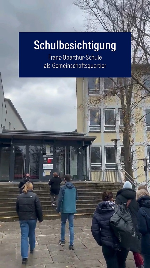 Hast du dich für ein Gemeinschaftsquartier angemeldet?
Dann könnte diese Schule nächstes Jahr deine Unterkunft auf Zeit sein! 🏫✨

Wir waren in der Franz-Oberthür-Schule in Würzburg und haben uns die möglichen Schlafplätze ganz genau angeschaut. Unser Ziel: Viele Teilnehmende in angenehmen, zentralen Gemeinschaftsquartieren unterzubringen. 🛏️💛

Und was sagt Sonja, unsere Verantwortliche für Gemeinschaftsquartiere, beim Rundgang? „Ach, hier würde ich auch schlafen.“ 😄🙌

Mehr Infos zur Unterbringung gibt es unter: katholikentag.de/vorort/unterbringung
#katholikentag #wuerzburg #behindthescenes #katholikentag2026