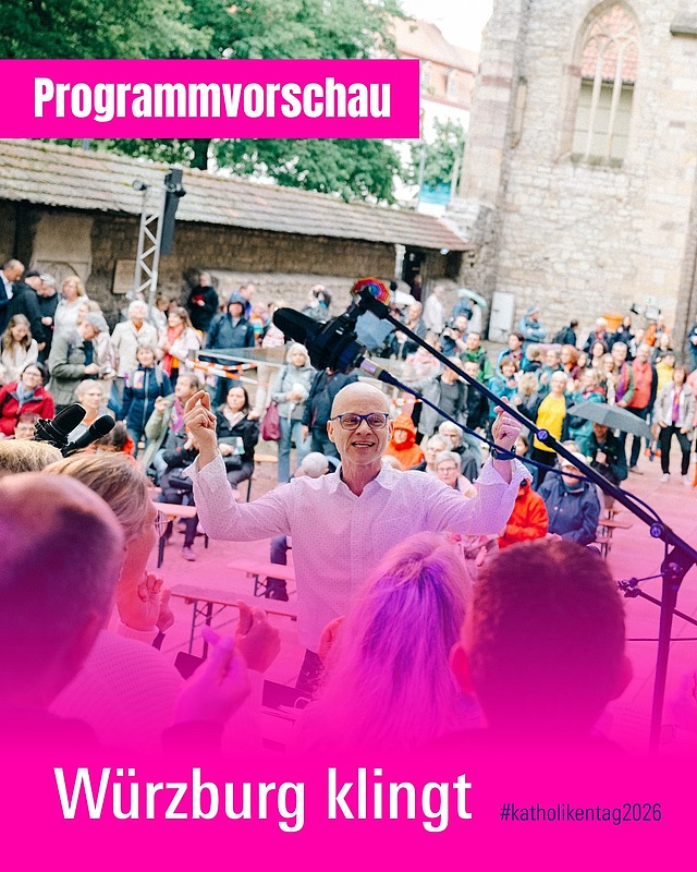 🎶 Würzburg klingt! Wenn am 16. Mai der Samstagabend langsam ausklingt, beginnt in der Würzburger Altstadt etwas ganz Besonderes… ✨ 
Lass dich treiben durch die Straßen, bleib stehen, wo dich die Musik einfängt, und genieß die Atmosphäre. Stimmen, Gitarren, Trompeten und Rhythmen verschmelzen zu einem einzigartigen Klangteppich (mitten im Altstadttreiben).🎺🎸 

Ob Lauschen, Tanzen oder Mitschunkeln…hier ist für jede:n etwas dabei. Wenn die Sonne untergeht, wird die Stadt zur Bühne. Kommt vorbei und erlebe, wie Musik Würzburg zum Schwingen bringt! 💛 

Mehr Infos: katholikentag.de/wuerzburg-klingt 

#würzburg #katholikentag #livemusik #altstadt #sommergefühle #musikverbindet #events