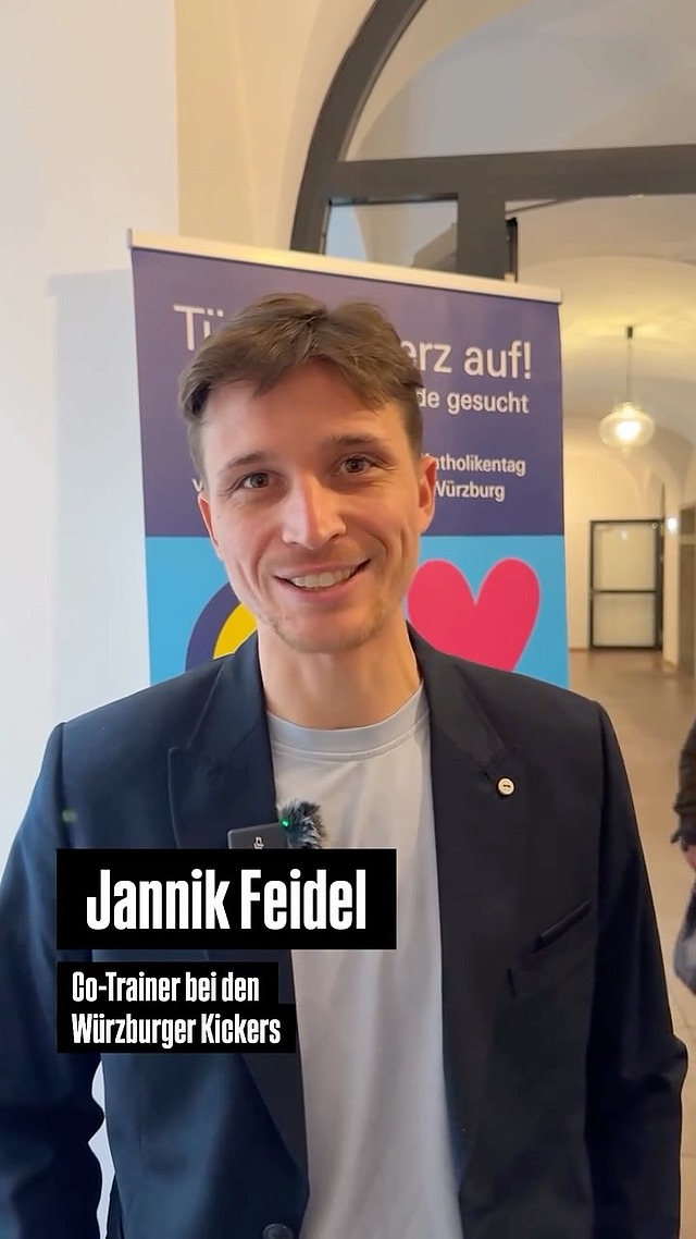 Kickers-Weihnachtssingen am 1. Advent!✨
Am Sonntag, den 30. November 2025 findet das traditionelle Kickers-Weihnachtssingen in der 
AKON ARENA in Würzburg statt. Und wir als Katholikentag sind ebenfalls mit einem Stand vor Ort! 

Unser Botschafter für die Privatquartierkampagne und Co-Trainer der Würzburger Kickers, Jannik Feidel, lädt alle herzlich dazu ein! 🥰

Ab 16 Uhr startet der Weihnachtsmarkt: leckeres Essen & Getränken und viele tolle Stände. 
Ab 17:30 singen wir gemeinsam mit dem Chor der St.-Ursula-Schule auf der Haupttribüne klassische Weihnachtslieder.

Kommt vorbei, bringt Familie & Freunde mit! ✨🎄🎶

#würzburg #advent #katholikentag #kickers