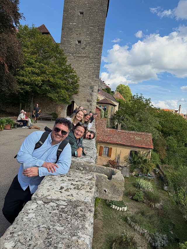 So langsam heißt es Abschied nehmen von Franken und Kurs auf Paderborn! 👋
Als Abschiedsfeier haben wir mit unserer Geschäftsstelle noch einen Ausflug in die wunderschöne Stadt Rothenburg ob der Tauber gemacht. 🏘️ Mittelalterliches Flair, süße kleine Gassen und einfach ein ganz besonderer Ort. Ein toller Tag mit vielen schönen gemeinsamen Erinnerungen! ❤️

Bald steht unser Umzug an: Paderborn, wir kommen! 

#katholikentag #katholikentag2028 #abschied #vorfeude #paderborn

Hier Schneebälle probiert 😋 Kennt ihr die?

Huhuu👋

Im Hintergrund ist der Kirchturm zu sehen 🏰

Nochmal wir, die Geschäftsstelle!❤️

Und hier Rothenburg😊