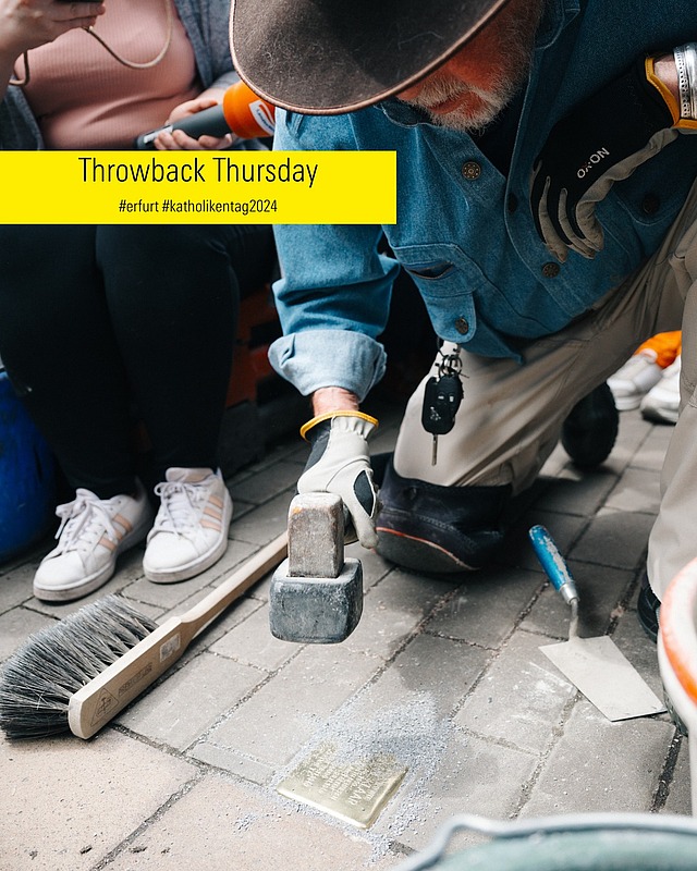 #ThrowbackThursday #Katholikentag2024 in Erfurt 

Wir erinnern uns an einen wichtigen Moment in Erfurt. Erfurt hat seinen ersten Stolperstein erhalten. 🕯️Er liegt in der Trommsdorffstraße 5 – dort, wo einst das Geschäft von Karl Klaar, einem jüdischen Kaufmann, stand: die „Erfurter Tapesseriemanufaktur Klaar und Schloss.“ Am 28. November 1940 wurde er in der Anstalt Bernburg ermordet. 

💬 Schülerinnen und Schüler der Edith-Stein-Schule haben seine Geschichte recherchiert, die Patenschaft für den Stolperstein übernommen – und sogar Nachfahren von Karl Klaar in Chile gefunden. Ein beeindruckendes Zeichen dafür, wie Erinnerung lebendig bleibt. 

#katholikentag2024 #erfurt #Stolpersteine #Erinnerung #TBT #Throwback #NieWiederIstJetzt 
Bild: Katholikentag/ Weiss