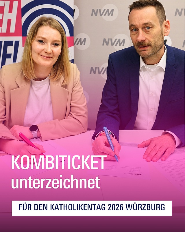 Der Vertrag ist unterzeichnet – das Kombiticket für den Katholikentag steht fest! 🚍🚆 
Die guten Nachrichten bedeuten für euch: 
🎟 Sowohl Dauer- als auch Tageskarten des Katholikentags beinhalten Tickets für alle Busse, Straßenbahnen & Bahnen im gesamten NVM-Gebiet* (außer Fernverkehr) 

📅Gültig vom 13.–17. Mai 2026 (bzw. bei Tageskarten am jeweiligen Gültigkeitstag) 
📍 Das NVM-Gebiet umfasst: 
Städte: Würzburg & Schweinfurt 
Landkreise: Bad Kissingen, Haßberge, Kitzingen, Main-Spessart, Rhön-Grabfeld, Schweinfurt, Würzburg & und in Teilen des Landkreises Neustadt a.d. Aisch-Bad Windsheim 

Mit dem Ticket könnt ihr also bequem überall hinkommen und den Katholikentag voll genießen! Toll, oder? ✨ 

Wir danken NVM, dass wir diese großartige, umweltfreundliche Vereinbarung treffen konnten! 

*Nahverkehr Mainfranken 
#katholikentag2026 #würzburg #kombiticket #nvm