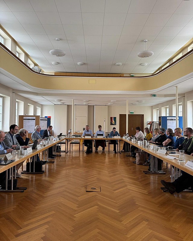 👀 Heute tagt die Programmkommission: 
In einem interaktiven Austausch besprechen die Leitungen der ehrenamtlichen Arbeitskreise, welche Themen für die verschiedenen Veranstaltungsbereiche geplant sind. Gibt es thematische Lücken? Oder vielleicht Dopplungen, die vermieden werden sollten? 

Das Ziel: Ein stimmiges, ausgewogenes Programm, das inspiriert, bewegt und Raum für neue Impulse lässt. 💬 

#katholikentag2026 #würzburg #Programmkommission