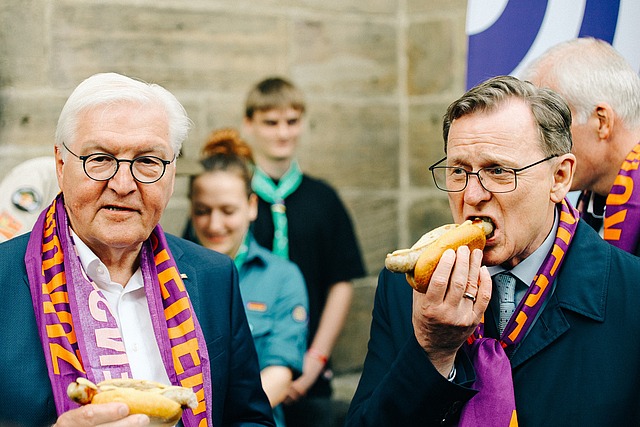 #ThrowbackThursday #Katholikentag2024 in Erfurt
Was für ein Highlight! 🙌Bundespräsident Frank-Walter Steinmeier und damaliger Ministerpräsident Bodo Ramelow auf einem Rundgang über den Katholikentag. Mitten in der Erfurter Altstadt, mittendrin in den Teilnehmenden des Katholikentags. Bei bestem Wetter, guter Stimmung und Thüringer Bratwurst. 😄🌭
#Katholikentag #Erfurt2024 #TBT #Throwback #Bratwurstliebe #Steinmeier #Ramelow #Thüringen
Bild: Katholikentag/ Weiss
