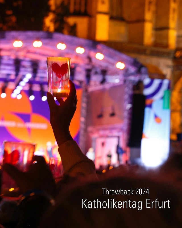 Throwback: Katholikentag Erfurt 2024
Vor einem Jahr füllten rund 23.000 Menschen die Gassen Erfurts – zum Katholikentag 2024. Sie erlebten inspirierende Gottesdienste, Gespräche, Musik und Gemeinschaft.
🎙️ Bischof Ulrich Neymeyr erinnert sich: „Es gab eigentlich 23.000 verschiedene Katholikentage – jeder hat ihn auf seine eigene Weise erlebt. Ich werde oft von Menschen außerhalb des Bistums, aber auch von Erfurterinnen und Erfurtern angesprochen, die beeindruckt waren von diesen Tagen.“
🙏 Was bleibt? Viele Begegnungen, Momente des Glaubens und die Vorfreude auf das nächste Mal.
📍 Wir freuen uns, in einem Jahr, in Würzburg weitere Erinnerungen zu erschaffen!
Weitere Statements unter: aussicht.online/rueckblick-katholikentag-erfurt
Bilder: katholikentag/ Hessland
#Katholikentag2026 #Throwback #Erfurt #würzburg