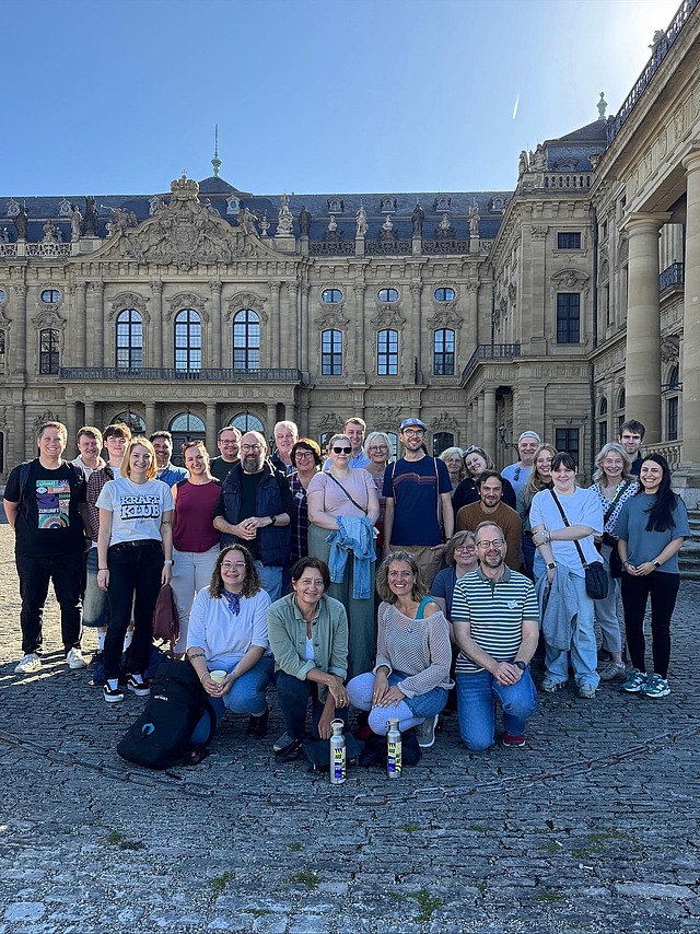Heute war Teamzeit!✨ Endlich vollständig durften wir gemeinsam einen abwechslungsreichen Betriebsausflug erleben.
Los ging’s mit einer Stadtrallye 🕵️‍♀️ durch Würzburg, bevor wir in der Residenz bei einer Führung die beeindruckenden Kunstwerke bestaunten.

Zum krönenden Abschluss haben wir bei Reisers Kochwerkstatt nicht nur hervorragend gegessen, sondern auch selbst Hand angelegt. 🎉 👩‍🍳
Ein Tag voller Spaß, Kultur und Genuss! Und vor allem mit einem großartigen Team!💛

#katholikentag2026 #würzburg #ausflug #team