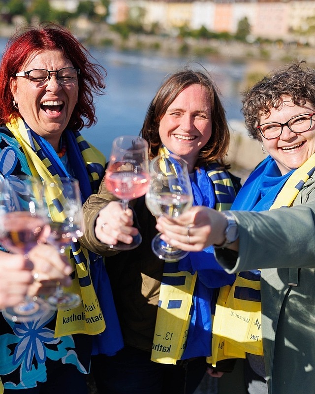 Schickt uns eure Katholikentags-Momente! 💛 
74.000 Teilnehmende haben diesen Katholikentag zu etwas ganz Besonderem gemacht und dafür möchten wir euch von Herzen danken. Ohne euch wären diese Tage nicht so unvergesslich gewesen. 

Damit die Erinnerungen weiterleben, möchten wir eure schönsten Momente teilen: Eure Lieblingsbilder, besondere Begegnungen oder Geschichten, die euch bewegt haben. 

📩 Schickt uns eure Beiträge einfach per Direktnachricht! Wir freuen uns darauf, sie hier auf diesem Kanal mit allen zu teilen! 

Bilder: Bongard/ Draheim/ Weiss

#katholikentag #würzburg #katholikentag2026 #glaube #momente
