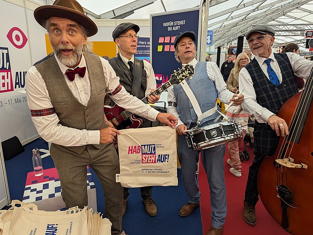 Freaky Blinders auf der Mainfrankenmesse! 🎪 
Gestern sorgten die Freaky Blinders für den richtigen Sound an unserem Stand: mit ihrem Look aus den 1920er/1930er-Jahren begeisterten sie alle und sorgten für richtig gute Stimmung! 🎶🎩 

Kommt doch gerne vorbei und quatscht mit uns, wir freuen uns auf euch. ✨ 
P.S. Ihr könnt natürlich auch Musik machen 😉 
(Halle 6, Stand 6.08) 
 
Foto: Bernhard Schweßinger 
#Mainfrankenmesse #katholikentag2026 #würzburg