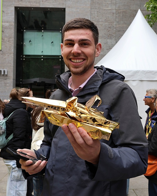 Goldener Panzer als Erinnerung an den Katholikentag? Ein ganz besonderes Andenken gibt’s noch bis Mitte November zum selber basteln! 
Frank Bölter hat aus seinem Kunstprojekt „Think Tank“ ein Upcycling-Projekt gemacht: Aus Teilen des Panzers könnt ihr nun euren eigenen kleinen Panzer zusammenbauen. 

Das Beste: Die Selbst-Bastel-Sets gibt’s kostenfrei! 🎉 
📦 Bis 15. November könnt ihr euer Set bestellen. 
👉 Die Bestellung muss über das Formular auf katholikentag.de/panzer erfolgen. 

Ein ungewöhnliches Erinnerungsstück mit einer einprägenden Geschichte und definitiv ein Hingucker! 

#katholikentag #katholikentag2026 #Würzburg #Upcycling #Erinnerung #Nachhaltigkeit #katholikentag2028 

Bilder: Katholikentag 2026/ M. Johna