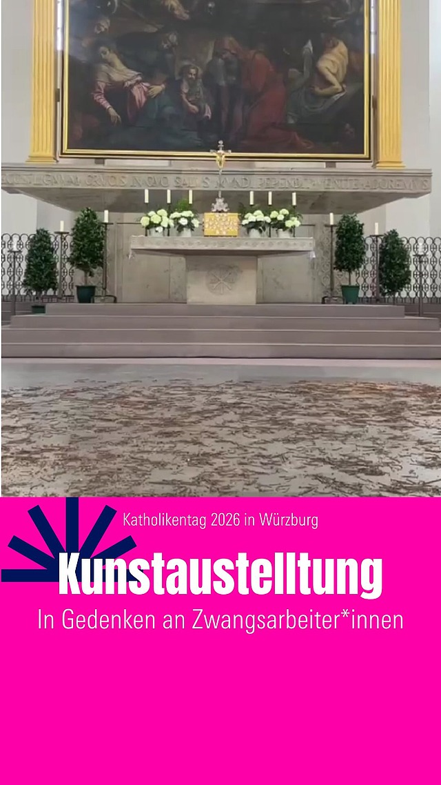 13.000 Nägel erinnern an Zwangsarbeiter:innen in der Nazi-Zeit.
In der Ausstellung „Nägel“ im Würzburger Stift Haug möchte die Künstlerin Sonya Schönberger an das Schicksal der Zwangsarbeiter:innen in der Nazi-Zeit erinnern. Die insgesamt 13.000 Nägel stammen aus archäologischen Grabungen bei Berlin-Tempelhof und waren ursprünglich in den Barracken für die Zwangsarbeiter:innen verbaut. 
Die Ausstellung lädt Besucher:innen dazu ein über die Nägel zu laufen und sich so mit den Menschen von damals zu setzten.

Video: Luca/Anton
#katholikentag2026 #katholikentag #würzburg