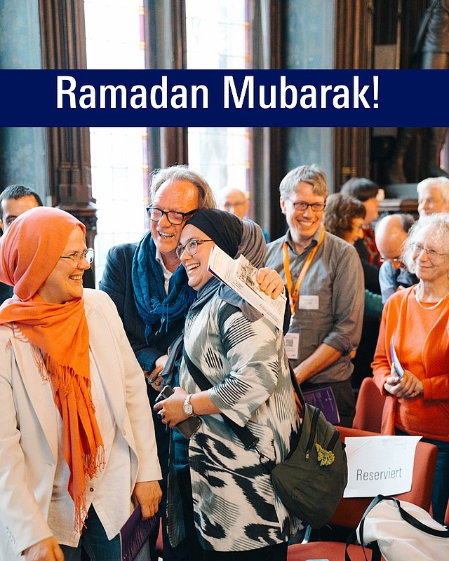 Ramadan Mubarak!

Heute beginnt nicht nur die Fastenzeit, sondern auch der Fastenmonat Ramadan. Allen, die diesen Monat begehen, wünschen wir eine gesegnete und friedvolle Zeit.

Ramadan und Fastenzeit zeigen, wir haben viel gemeinsam. Deshalb freuen wir uns auch schon auf die christlich-muslimischen Begegnungen beim Katholikentag in Würzburg. Zum Beispiel auf die Feier unter dem Titel “Verbunden in der Sehnsucht nach Frieden“, mit musikalischer Begleitung und vielen Mitwirkenden, darunter Imam Zahir Durakovic und ZdK-Präsidentin Dr. Irme Stetter-Karp. Oder auf das Gespräch „Für eine ‚Kultur des Dialogs‘ (Dokument von Abu Dhabi)“ mit Prof. Dr Mouhanad Khorchide, Armin Laschet MdB, Prof. Dr. Anja Middelbeck-Varwick, Prof. Dr. Frederek Musall und Dr. Nora Kalbarczyk. 

Das vollständige Programm mit weiteren christlich-muslimischen Veranstaltungen wird am 3. März veröffentlicht.

Auf dem Foto: Gute Laune bei einer Dialogveranstaltung auf dem Katholikentag Erfurt, Katholikentag/Weiss 
#RamadanMubarak #Gebet #Katholikentag