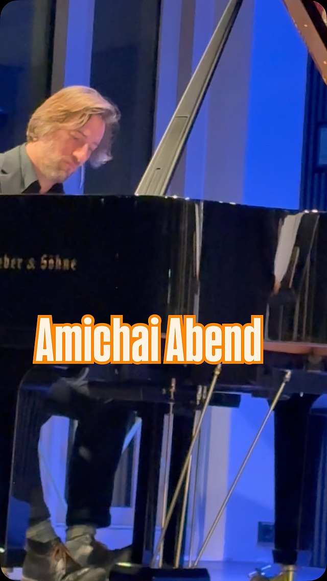 Ein experimenteller Abend mit Texten des israelischen Dichters Yehuda Amichai, der 1924 in Würzburg als Ludwig Yehuda Pfeuffer geboren wurde, bewegte  gestern Abend das Publikum im Mozartareal. Dabei hatten die vier beteiligten Künstler:innen gerade mal einen halben Tag zur gemeinsamen Probe: die Choreografin und Perfomerin Emanuella Amichai, Tochter des Dichters aus Jerusalem, der Schauspieler und Regisseur Bernhard Stengele, die Live Painting Performerin Marianne Hollenstein und der Jazzpianist  Robert Herrmann. Ein gelungenes Experiment und ein Vorgeschmack auf den Katholikentag, bei dem sich Amichai und Stengele mit weiteren arabischen Künstlern trialogisch auf den Abrahamsweg begeben werden. Man darf schon jetzt gespannt sein … 
#yehudaamichai #wuerzburg #domschulewürzburg #katholikentag2026 #lyrik