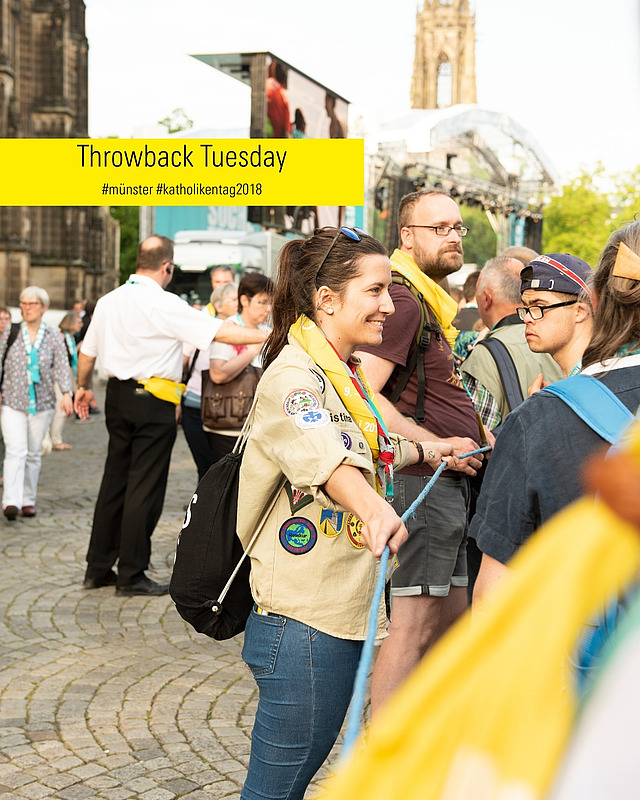 Heute mal ein  #ThrowbackTuesday
#Katholikentag2018 in Münster 💫 
Wir blicken zurück und sagen von Herzen DANKE an all unsere großartigen Helfenden. 💛Ohne euch würde beim Katholikentag nichts laufen! 

Und bald geht’s wieder los: 
📅 Ab dem 01.09. startet die Anmeldung für Helfende beim Katholikentag in Würzburg! 
👉 Alle Infos unter katholikentag.de/helfen 

Und so nebenbei: Der Katholikentag ist auch die perfekte Bühne, um euren Insta-Kanal ins Rampenlicht zu rücken 😏➡️ Siehe Bild 2! 

#Katholikentag2026 #Ehrenamt #Würzburg #Throwback 

Bilder: Katholikentag/ Tenberge/Bahl/Roewer