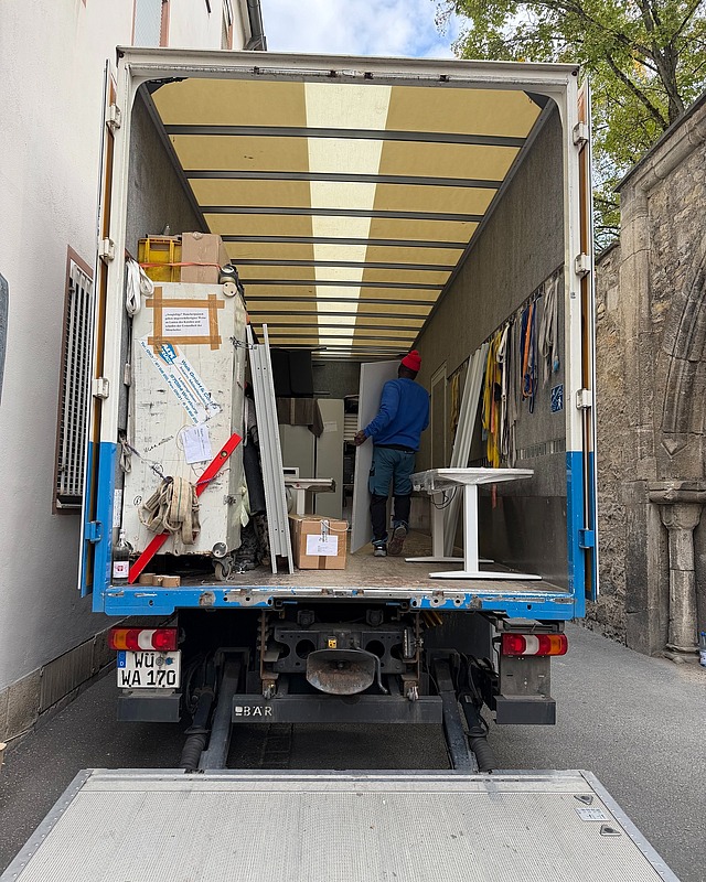 Wir ziehen um! 🚚 📦 
Es ist soweit: Diese und nächste Woche heißt es für uns Kisten packen, Möbel schleppen und Abschied nehmen! Wir ziehen mit unserer Geschäftsstelle von Würzburg nach Paderborn. 

Also: Falls ihr in den nächsten Tagen unser Umzugsauto seht, das die Straße versperrt, dann wisst ihr Bescheid: Der Katholikentag zieht aus! 😉 

Wir freuen uns schon sehr darauf, bald in unserer neuen Geschäftsstelle in Paderborn anzukommen und dort unsere Arbeit weiterzuführen. 

Aufbruch, neue Räume und eine spannende nächste Zeit. Wir freuen uns darauf! ❤️ 

#Umzug #Paderborn #katholikentag #katholikentag2028