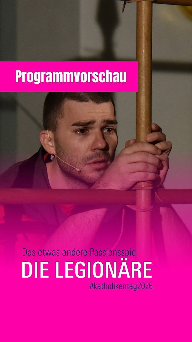 Heute ist Karfreitag. Wir gedenken dem Leiden und Sterben Jesu Christi. Dazu passt ein Programmpunkt auf dem Katholikentag, auf den wir euch heute schon hinweisen möchten: 
DIE LEGIONÄRE – Das etwas andere Passionsspiel 
Vier Soldaten – vier Charaktere – vier Schicksale 
 
Die Leidensgeschichte Jesu Christi wird meist aus der Sicht der Evangelisten erzählt. Ganz anders aber ist dieses Stück, das aus der Sicht römischer Soldaten die Passion beleuchtet. 

🎭 Ein Ensemble der Fränkischen Passionsspiele Sömmersdorf bringt das Stück auf unsere Bühne. Mit minimalistischer Kulisse und intensiven Dialogen entsteht eine eindrucksvolle Geschichte über Gehorsam, Zweifel, Wahrheit und den Sinn des Lebens. “Vielleicht ist unser Mut nur einer von vielen (...)” 
Wir finden, der kleine Ausschnitt macht Lust auf mehr...
📍 Wann? Donnerstag, 13. Mai | 14:00–15:30 Uhr (Webcode: MU54) 
📍 Wo? Bühne auf dem Residenzplatz 
 
Bilder/Video: Rebekka Niedermeyer 
#Karfreitag #Passionsspiel #Sömmersdorf #Katholikentag #Jesus würzburg