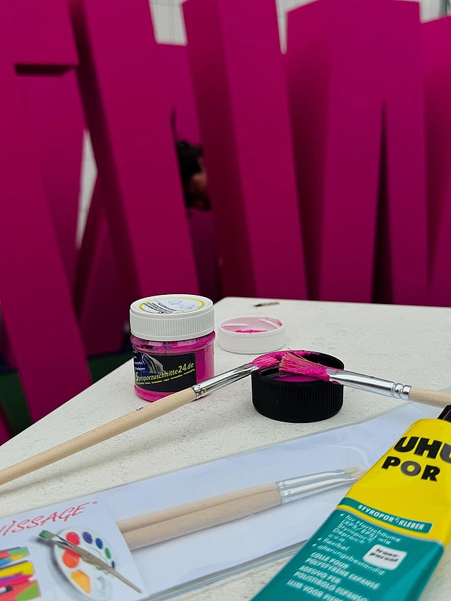 Unser Leitwort bekommt ein Beauty-Makeover! 🎨🖌️
Mit Pinsel, Farbe und Spachtel ging es an die Wörter. Denn bei dem herrlichen Wetter konnten wir nicht widerstehen, ihnen einen frischen Look zu verpassen.
Jetzt sind sie bereit für ihren Auftritt im Würzburger Dom während des Kiliani-Festes!

#Leitwort #Kiliani2025 #HabMutStehAuf #Würzburg #katholikentag2026