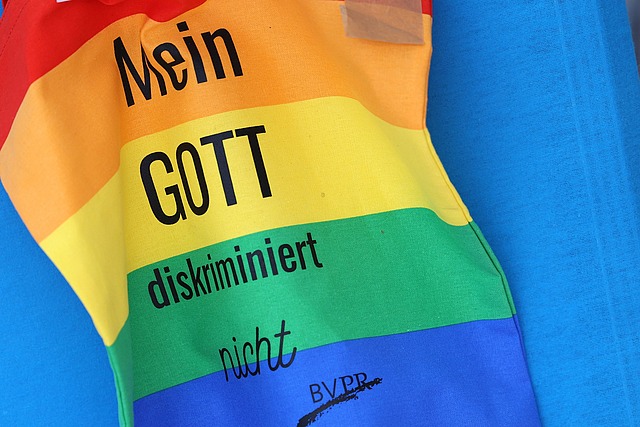 Happy Pride! 💛💚💙💜❤️ 
Der Katholikentag steht für Vielfalt, Gleichberechtigung, Toleranz und Menschenwürde – Werte, die wir lieben und leben! 

Eins ist klar: Eine Grenze ziehen wir dort, wo rassistische oder antisemitische Überzeugungen vertreten werden oder wo gruppenbezogene Menschenfeindlichkeit oder eine Distanz zur freiheitlich-demokratischen Grundordnung sichtbar wird. Dafür ist bei uns kein Platz. ❌ 

Laut. Bunt. Entschlossen. 🌈 

Bild: Fahne der Pastoralreferent:innen Deutschlands auf der Kirchenmeile beim Katholikentag Erfurt/ Hessland 
#HappyPrideMonth #Katholikentag2025 #Loveislove