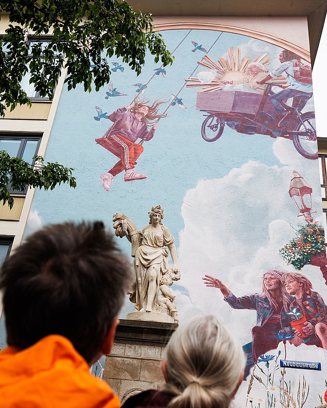 Weltgebetstag für die Bewahrung der Schöpfung 🌱 
„Sie werden ihre Schwerter zu Pflugscharen umschmieden und ihre Lanzen zu Winzermessern“ (Jes 2,4). Mit diesem hoffnungsvollen Ausdruck erinnert Papst Leo XIV. heute an eine Vision, die weit über Frieden zwischen Menschen hinausweist: Frieden bedeutet, im Einklang mit Gottes gesamter Schöpfung zu leben. 

Genau diese Vision begegnet uns auch in unserem Wandgemälde in Würzburg. 🎨 
Es erzählt von einer Stadt, die sich verändert und davon, dass wir diese Veränderung gemeinsam gestalten können. Es ist eine Vision für eine Stadt im Einklang mit der Schöpfung. Eine Erinnerung daran, dass Zukunft nicht einfach passiert. Wir können sie mitgestalten. ✨ 

Denn auf unsere Wirksamkeit kommt es an. 

#Weltgebetstag #Schöpfungszeit #Würzburg #Wandgemälde #ÖkosozialeTransformation #katholikentag2026 #katholikentag202