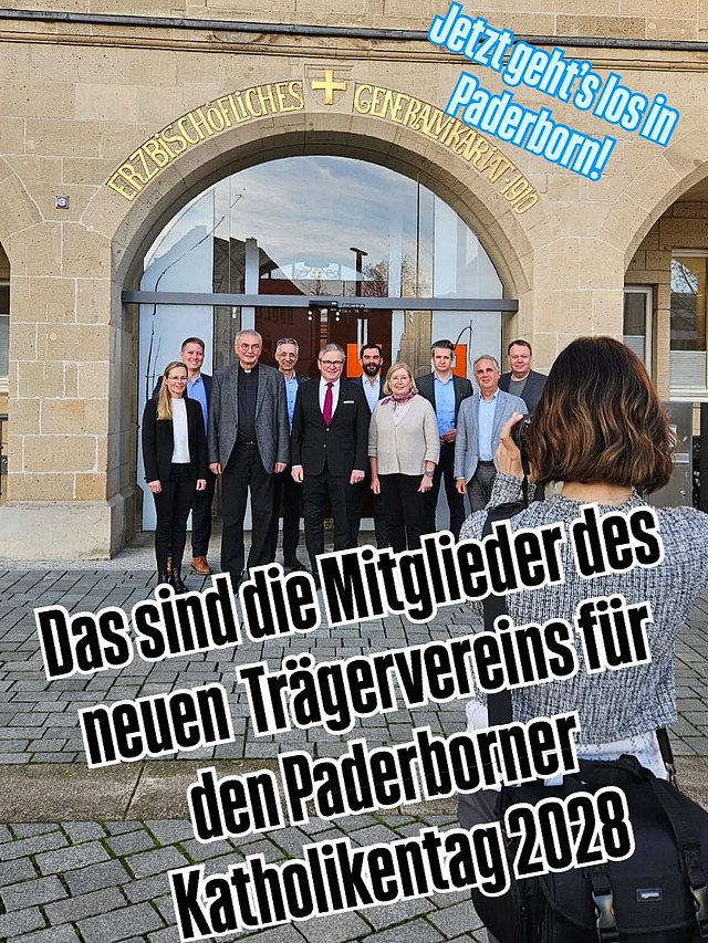 v. l. n. r. zu sehen:

Stadträtin Astrid Hunstig, Geschäftsführer des Trägervereins Roland Vilsmaier, stellvertretender Vorsitzender des Trägervereins, Generalvikar Thomas Dornseifer, Leiter der Abteilung Katholikentage und Großveranstaltungen ZdK, Dr. Andreas Kratel, Vorsitzender des Trägervereins Michael Dreier, stellvertretender Vorsitzender und ZdK-Generalsekretär Marc Frings, Aufsichtsratsvorsitzende der Katholischen Jugendhilfe Dortmund gGmbH, Ute Hanswille, Staatssekretär Bernd Schulte, Markus Ziganki, Mitglied des Paderborner Diözesankomitees und Bereichsleiter strategische Kommunikation bei Evonik, Norbert Neß.

Foto: Isabella Maria Struck / Erzbistum Paderborn.  #paderborn  #katholikentag