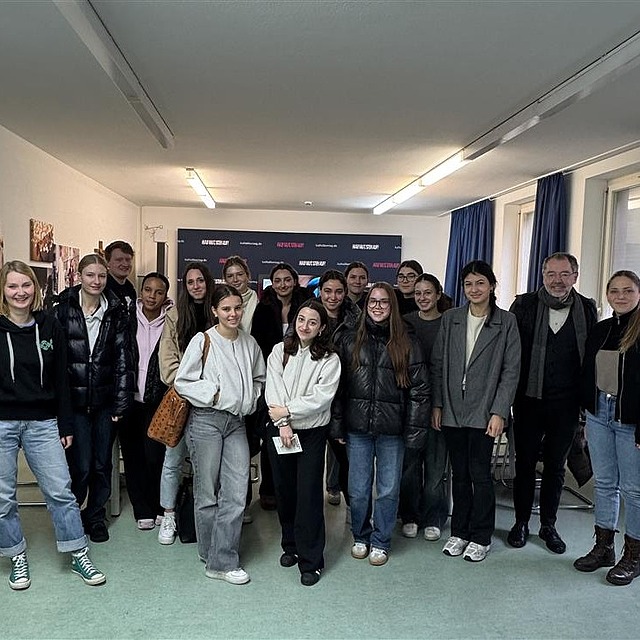Heute durften wir 15 Schülerinnen der Schule St. Ursula in unserer Geschäftsstelle begrüßen! 🎓
Die Gruppe beschäftigt sich im Rahmen ihres Wissenschaftlichen Seminars mit dem Thema Katholikentag. Bei ihrem Besuch wollten sie einen Einblick in die praktische Arbeit rund um den Katholikentag gewinnen und eigene Fragestellungen/ Themen für ihre Arbeiten entwickeln.
Wir wünschen allen viel Erfolg und vielleicht sehen wir uns beim Katholikentag wieder! 🙌
👉Ihr möchtet auch als Gruppe/ Klasse zum Katholikentag kommen? Mehr Infos gibts unter: katholikentag.de/gruppen
👉Ihr überlegt als Gruppe zu helfen? Dann gibts hier Infos:
katholikentag.de/helfen
#katholikentag #katholikentag2026 #würzburg