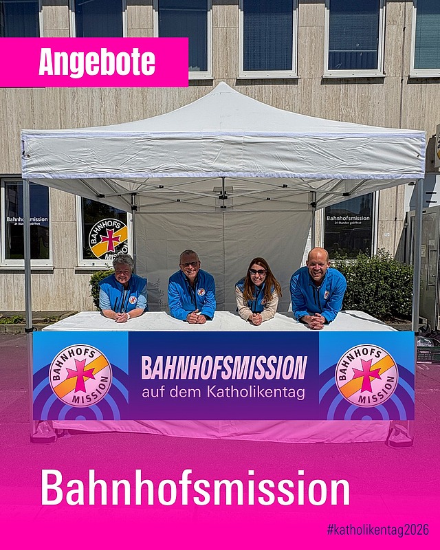 Beim Katholikentag ist die Bahnhofsmission Würzburg am Hauptbahnhof für euch da! 💙 Sie leisten für Menschen mit Behinderung(en) oder Einschränkungen Mobilitätshilfe im Bahnhof und am Gleis.

Erkennbar an den blauen Westen, helfen die Mitarbeitenden außerdem mit Zeit, einem offenen Ohr und konkreter Unterstützung. Zudem geben sie spezifische Informationen zur Barrierefreiheit auf dem Katholikentag.
Dank langjähriger, lokaler Zusammenarbeit ist die Bahnhofsmission ein verlässlicher Anlaufpunkt während der Veranstaltung.

📍 Infostand auf dem Bahnhofsvorplatz
📞 0931 73 04 88 00
🌐 www.bahnhofsmission.de
#katholikentag #würzburg #bahnhofsmission #katholikentag2026