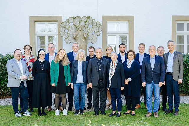 105. Katholikentagsleitung in Paderborn! 
Auch wenige Wochen vor dem Katholikentag in Würzburg ist es schon Zeit, an den nächsten Katholikentag 2028 zu denken. 
Heute hat in Paderborn die Katholikentagsleitung für den 105. Deutschen Katholikentag ihre Arbeit aufgenommen. 
 
Wir freuen uns sehr darüber! Mehr über das zukünftige Gastgeberbistum erfahrt ihr auf der Kirchenmeile am Stand des Erzbistums Paderborn (FB-O-10). 

Mehr Infos zu den Mitgliedern gibt es hier: https://www.katholikentag.de/paderborn/strukturen
 
#katholikentag #katholikentag2028 #paderborn
