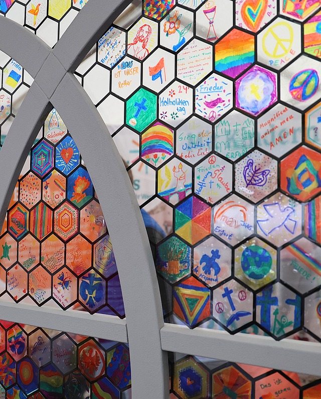 Wir wünschen Euch einen gesegneten Himmelfahrtstag! 🙏 
Dafür haben wir heute diese bemalten Glasfenster von der Erfurter Kirchenmeile ausgesucht. Bunt, vielfältig, lichtdurchlässig - mit vielen Symbolen. 🌈 

Was bedeutet Himmel für euch an Himmelfahrt? 🌤️ Wir sind gespannt auf Eure Antworten in den Kommentaren. 

PS: und allen Papas einen wunderschönen Vatertag. Lasst euch feiern! Schön, dass es euch gibt! 💙 

Foto: Hessland / katholikentag