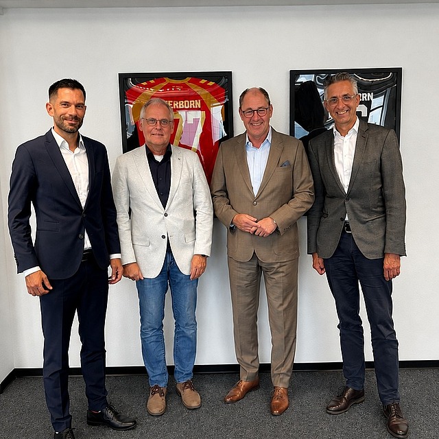 Die Verantwortlichen des ZdK für den Katholikentag, Generalsekretär Marc Frings und Dr. Andreas Kratel, zu Besuch an der Pader: Zusammen mit dem Bevollmächtigten des Erzbistums für den Katholikentag, Thomas Klöter, wurden sie von Paderborns Bürgermeister Stefan Strate (Mitte) empfangen. Er bestätigte große Vorfreude auf den Katholikentag, der vom 24.-28. Mai 2028 in Paderborn stattfinden wird. Dazu werden mehrere 10.000 Teilnehmende erwartet.
Auch beim Landrat des Kreises Paderborn, Christoph Rüther (Mitte), war die Delegation zu Gast. Dabei nahm man auch schon die konkreten Vorbereitungen mit in den Blick. Dr. Claudia Beverungen, Hauptamtsleiterin der Paderborner Kreisverwaltung (links) und Margit Picker, Leitende Polizeidirektorin im Kreis (rechts), stehen in den Stattlöchern, um mit dem Team des Katholikentags des Großevent vorzubereiten.
 
Wir freuen und auf die Zusammenarbeit mit den Verantwortlichen aus Stadt und Landkreis! 🙌😊 
#Paderborn #Katholikentag2028