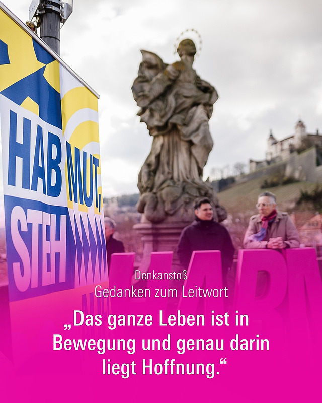 Gedanken zum Leitwort: Hab Mut, steh auf! ✨ 
Der Katholikentag, will Menschen ermutigen, ihrem Glauben zu folgen und auf Veränderung zu vertrauen. Das ganze Leben ist in Bewegung und genau darin liegt Hoffnung. Wie im Markusevangelium bei Bartimäus (MK 10,49): In der Begegnung mit Jesus öffnen sich neue Perspektiven. Entscheidend ist der Zuspruch der anderen: „Hab nur Mut, steh auf! Er ruft dich!“ Daraus entsteht, was wir uns ersehnen. 

„Hab Mut, steh auf!“ ist damit auch ein Auftrag an Kirche und Gesellschaft: eine Gemeinschaft der Ermutigung zu sein, Menschen vom Rand in die Mitte zu holen und klar einzustehen für Menschenwürde. Gegen Hass und Hetze, für Hoffnung, Zusammenhalt und ein Leben in Fülle. 💛 
 
Weitere Gedanken dazu unter: katholikentag.de/leitwort 

#katholikentag #katholikentag2026 #würzburg #HabMutStehAuf