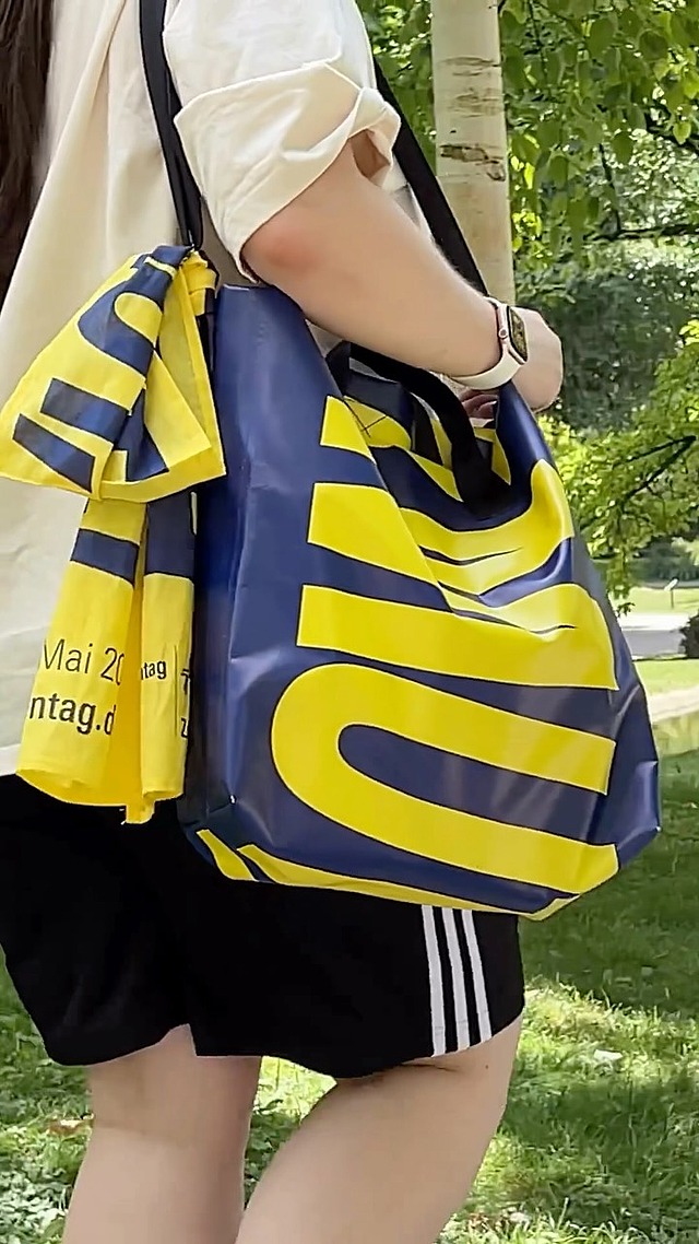 Upgecycelte Katholikentags-Shopper mit Umhängegurt 🛍️
Die Banner in der Würzburger Schustergasse waren beim Katholikentag nicht zu übersehen und für viele ein beliebtes Fotomotiv. 
Jetzt leben sie weiter: Aus dem robusten Banner-Material sind in Zusammenarbeit mit manomama in Augsburg einzigartige Shopper entstanden. ♻️
Jede Tasche ist ein echtes Unikat, denn sie wird aus unterschiedlichen Bereichen der Banner gefertigt. So entstehen verschiedene Motive.
 
Hol dir ein Stück Katholikentag nach Hause und setze gleichzeitig ein Zeichen für Nachhaltigkeit. 💚
 
👉 Mehr Infos und Bestellung: katholikentag.de/shop 

#katholikentag #katholikentag2028 #würzburg #paderborn #upcycling