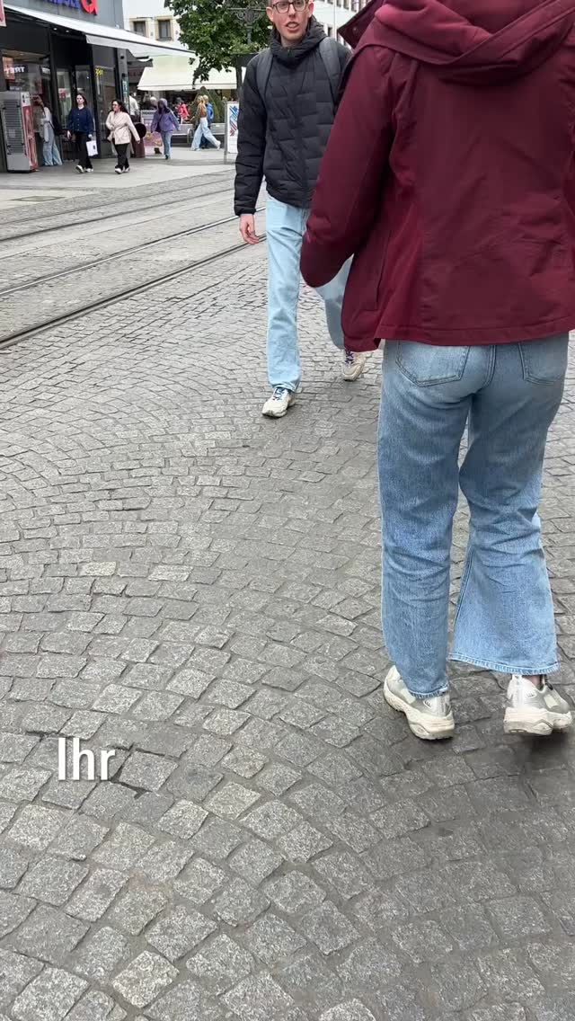 Bunte Banner, Fahnen und Infosäulen - was ist hier los? Wir haben bei den Würzburger:innen nachgefragt, ob sie Bescheid wissen, was sie beim Katnollkentag diese Woche erwartet.

Mehr Infos zum Katholikentag findet ihr unter katholikentag.de oder in unserer App „Katholikentag“.

#katholikentag #katholikentag2026 #würzburg #glaube