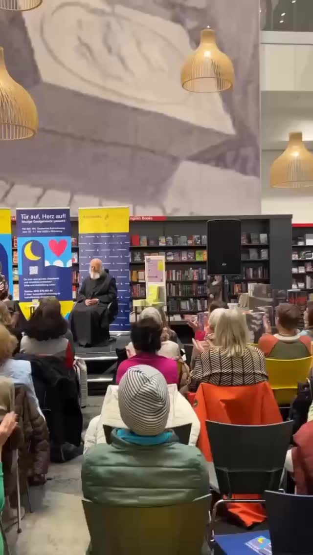 📖 Gestern wurde gesprochen und Mut gemacht! 
Bei einer Lesung und Signierstunde aus seinem neuen Buch „Hab Mut, steh auf!“ hat Pater Anselm Grün unsere Privatquartiersuche unterstützt. Organisiert wurde die Lesung von Hugendubel Würzburg – vielen Dank! 🙏 

Der Mönch der Benediktinerabtei Münsterschwarzach teilt in seinem Buch biblische Mutmachgeschichten für Menschen von heute.  
Besonders berührend waren seine gestrigen Erzählungen über seine gastfreundliche Familie, die oft Besuch bei sich aufnahm und ihr Zuhause für andere öffnete. Gastfreundschaft hatte für sie immer einen hohen Stellenwert, diese Haltung prägt ihn bis heute.  
Genau deshalb unterstützt er unsere Privatquartiersuche. 

👉Mehr Infos unter: Katholikentag.de/gastgeben 

#HabMutStehAuf #Katholikentag2026 #Würzburg #Privatquartiere #Gasfreundschaft