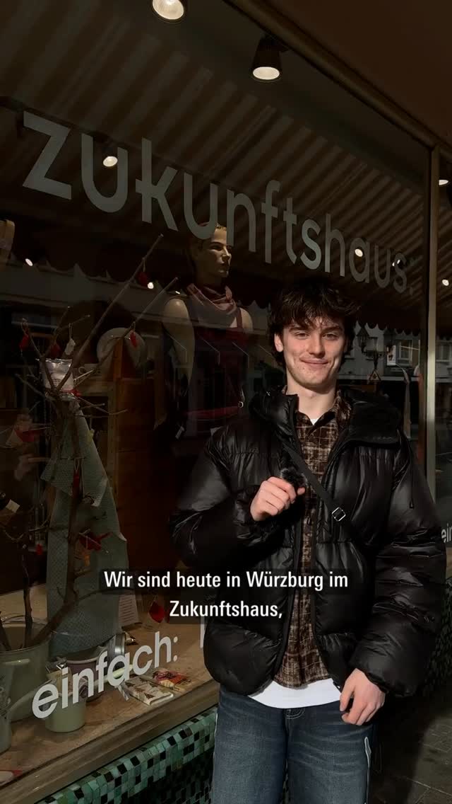 Nachhaltig handeln in der Adventszeit – aber wie? 

Klar, die Klassiker kennen wir alle: nachhaltiges Geschenkpapier, fair gehandelte Schokolade etc... Aber wir wollen wissen: Was geht noch? ♻️ 

Deshalb waren wir im Zukunftshaus Würzburg: 
Von kreativen DIY-Ideen über Secondhand-Deko und Kleidung bis hin zum Tauschraum – Es gibt viele Möglichkeiten, wie man die Weihnachtszeit nachhaltiger gestalten kann. ✨ 

Und übrigens: Das Zukunftshaus ist auch beim Katholikentag dabei! 🙌 

Nachhaltigkeit heißt nicht, auf schöne Deko oder Geschenke zu verzichten, sondern einfach bewusster zu denken und zu handeln!🌍💚 

#Zukunftshaus #nachhaltigkeit #würzburg #katholikentag #katholikentag2026 #adventszeit