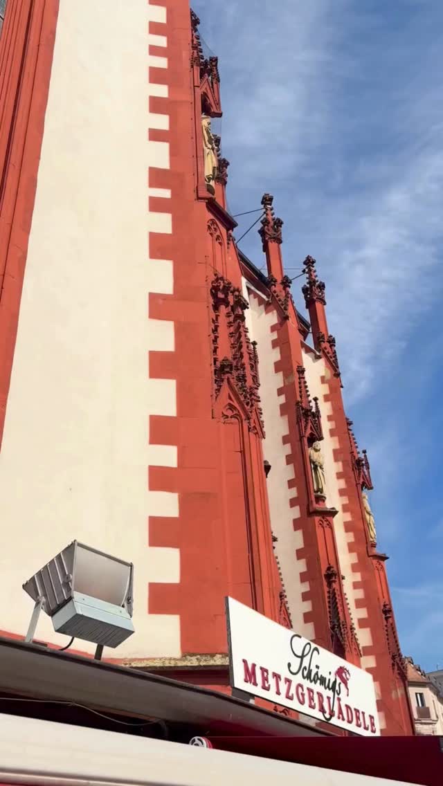 Mitmachangebot: Demokratiekirche. Ein Kirchenraum als Labor für die starke Zivilgesellschaft. ⛪ 
 
Wie können Kirchen Räume des Zuhörens, der Begegnung und der Orientierung sein, um Demokratie zu stärken? 
Die Marienkapelle wird zu einem Ort für Gespräche, Ideen und Engagement für unsere Gesellschaft. Warum ihr unbedingt vorbeikommen solltet? 
Das erzählen euch Burkard Hose und Katharina Leniger im Video. 

📍 Wo? Marienkapelle, Unterer Markt, Würzburg 
🕒 Wann? 
Donnerstag, 14.05.2026 | 11:30–19:00 Uhr (Webcode: ZQ79) 
Freitag, 15.05.2026 | 10:30–19:00 Uhr (Webcode: FD99) 
Samstag, 16.05.2026 | 10:30–18:00 Uhr (Webcode: DS98)

💬 Kommt vorbei! 
#Demokratiekirche #Katholikentag #Würzburg #katholikentag2026