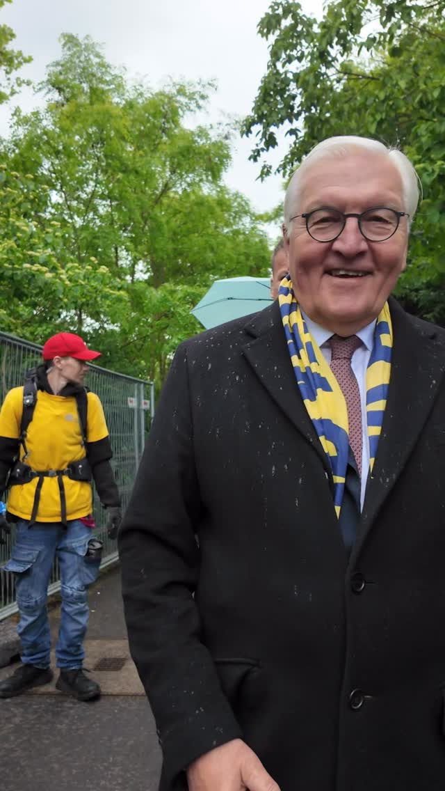 Bundespräsident Steinmeier besucht die Kirchenmeile und schaut nach dem Rechten.👌
Gemeinsam mit seiner Frau schlenderte der Bundespräsident durch die Gänge. Er schüttelte Hände, besuchte einen Bischof, machte Werbung für den Katholikentag in Paderborn und besuchte viele Stände - Gruppenfoto inklusive.
Fazit: Alles in Ordnung, Bundespräsident zufrieden, Abfahrt.

Video: Dominik/ Tim
#katholikentag2026 #würzburg #katholikentag #steinmeier