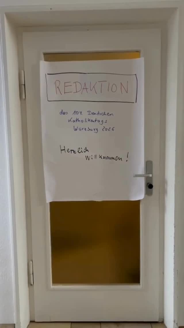 Die Vorbereitungen laufen auf Hochtouren! 🌟  
Die Programmredaktion mischt unsere Geschäftsstelle nochmal so richtig auf und sammelt in den nächsten drei Wochen alles für das gedruckte Programm und die Katholikentags-App.📲 
 
Am 3. März präsentieren wir euch dann das komplette Programm auf katholikentag.de/programm 🎉 
 
Was solltet ihr tun, um weiterhin auf dem Laufenden zu bleiben? 📰 
- Newsletter abonnieren: katholikentag.de/newsletter 
 
#katholikentag #würzburg #katholikentag2026 #programm